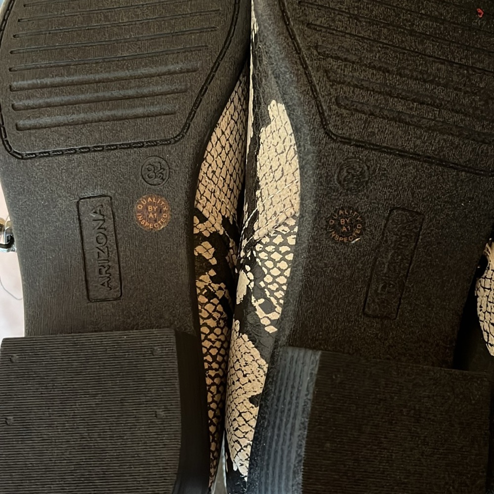 Arizona Jeans Co Women’s Boots. 8 1/2 - Picture 3 of 3